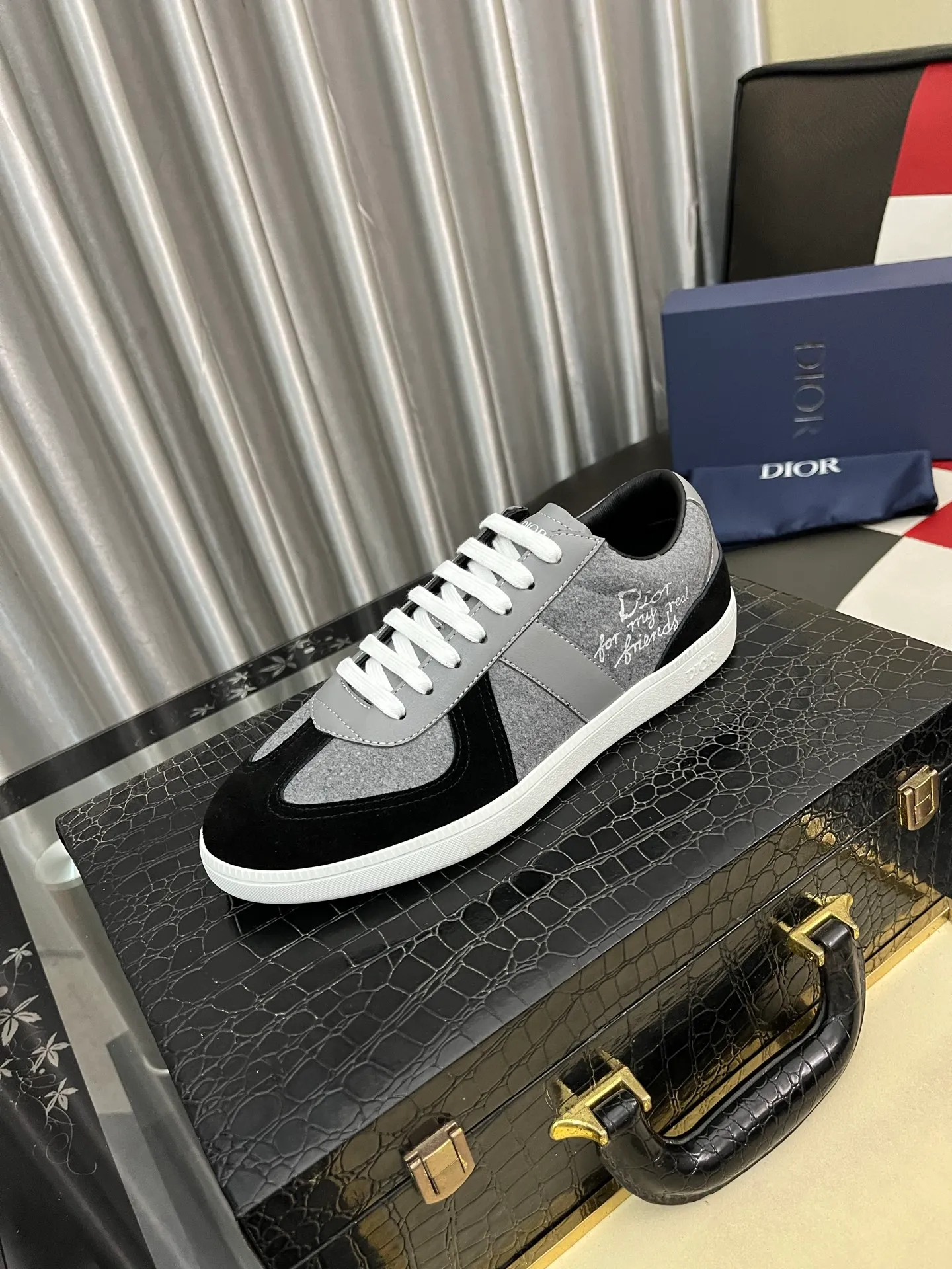 Men's shoes 💰400⌚️⌚️ 【Dior*DIAO】original quality.~ Unique modern style sneakers. 🏃A must-have casual shoe for trendy men😍😍 Original brand imported from Italy, imported original leather, sheep lining (refuses to discolor and grind feet) Sole: Original sole provided by the original factory, French lazy style design ⚠️Fit to the feet, original quality, super comfortable original sole. Code number: 38-443️⃣Colors available